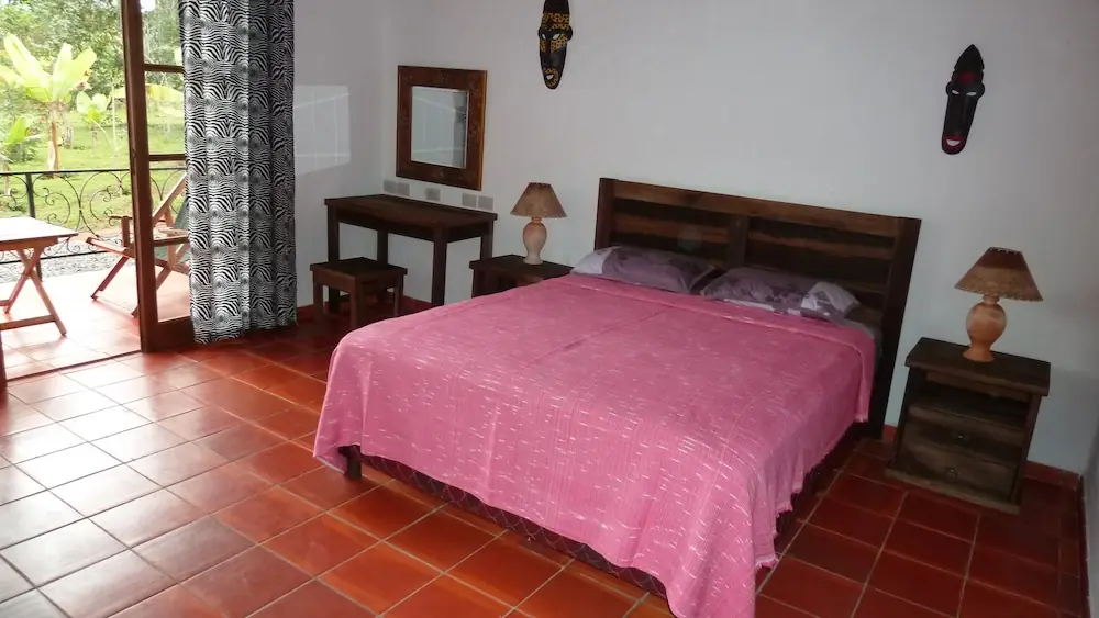 Une chambre type avec ses masques africains