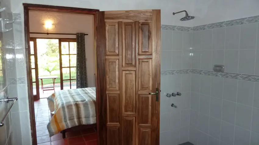 Douche à l'italienne avec barre d'appui